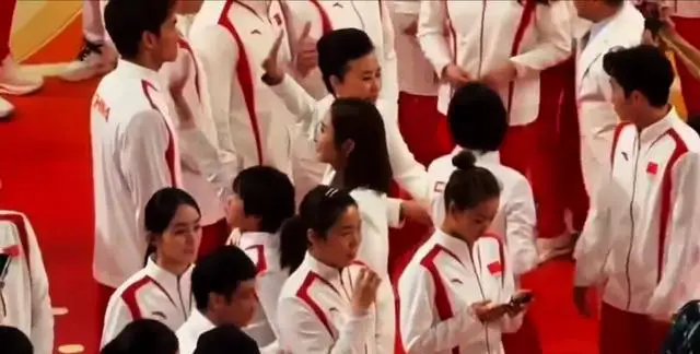 游泳主持人解说_游泳主持冠军人物介绍_游泳冠军主持人