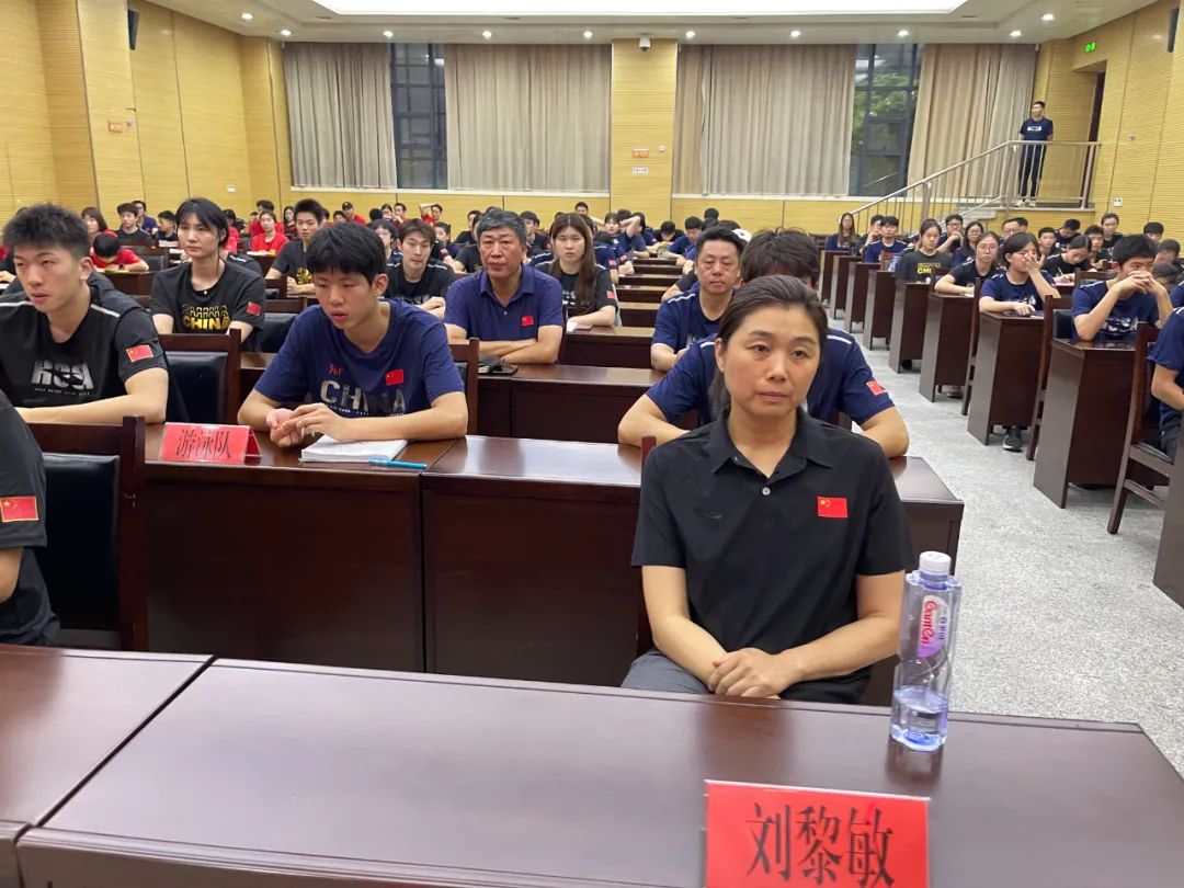 游泳比赛主持人_游泳主持冠军人是谁_游泳冠军主持人