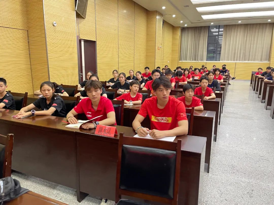 游泳主持冠军人是谁_游泳比赛主持人_游泳冠军主持人