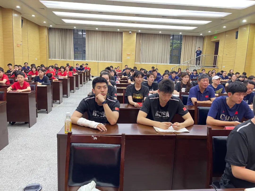 游泳冠军主持人_游泳比赛主持人_游泳主持冠军人是谁