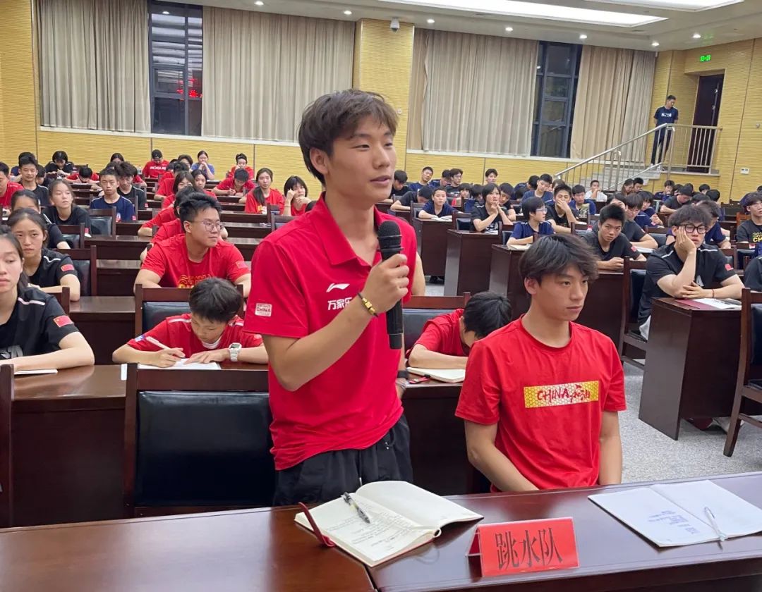 游泳比赛主持人_游泳主持冠军人是谁_游泳冠军主持人