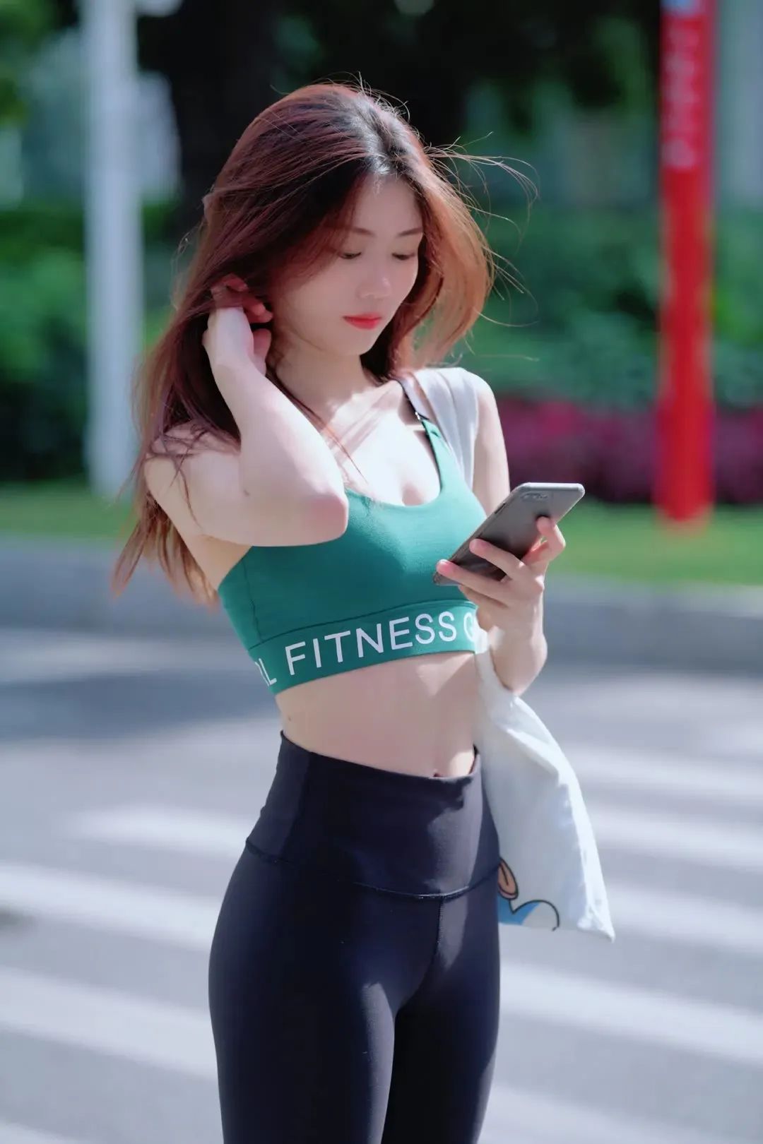 在家健身用穿健身衣吗_在家运动健身房穿搭_室内健身适合穿什么鞋