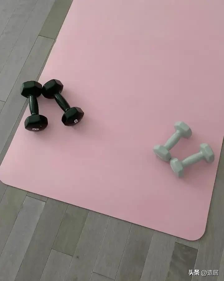 室内健身适合穿什么鞋_在家运动健身房穿搭_家里健身穿鞋子吗