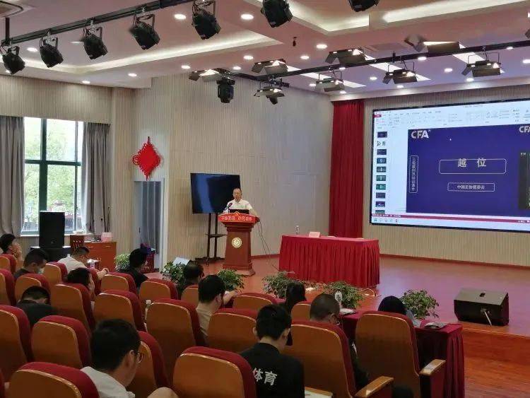 最新足球竞赛规则讲解图_《足球竞赛规则》_足球比赛中竞赛制度是什么