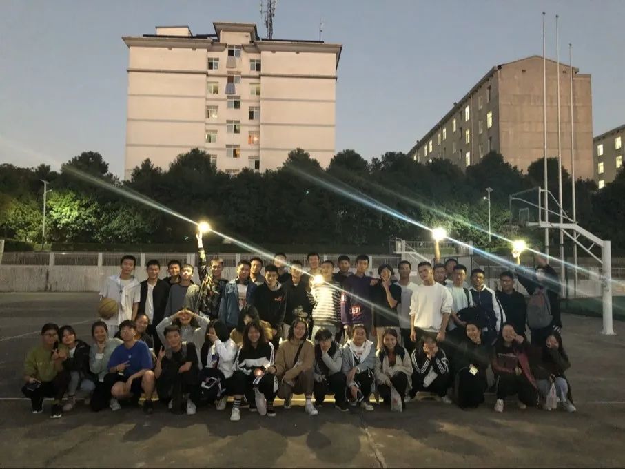 篮球简单实用的得分技巧_篮球得分技巧30招_篮球怎么玩3分球技巧