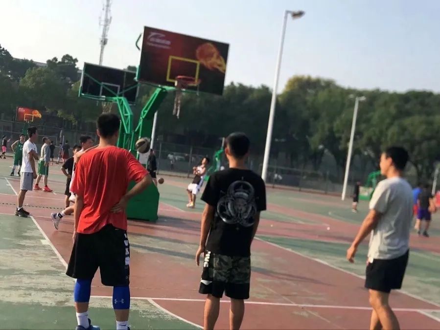 篮球得分技巧30招_篮球怎么玩3分球技巧_篮球简单实用的得分技巧