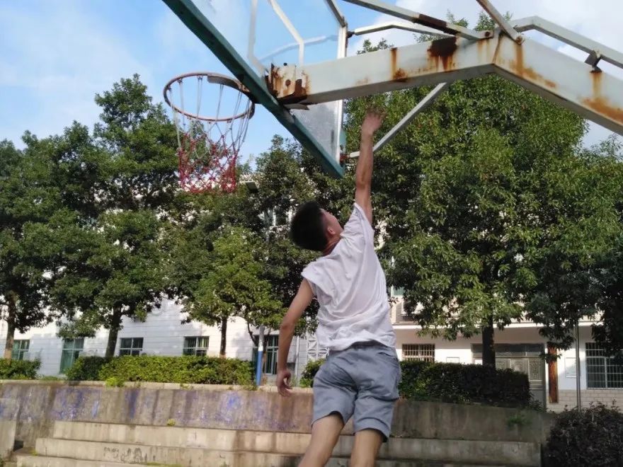 篮球得分技巧30招_篮球怎么玩3分球技巧_篮球简单实用的得分技巧