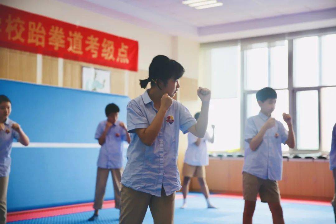 击剑人物绘画技巧分析视频_击剑人物简笔画_击剑人物怎么画